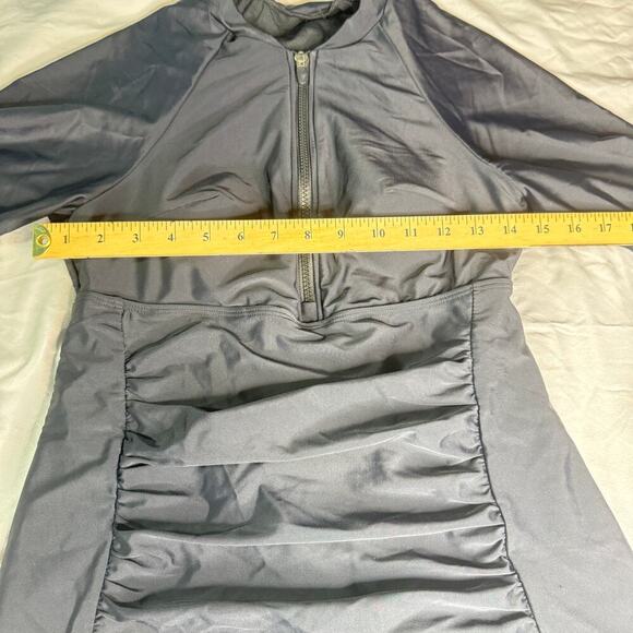 Bloomchic Women's sz 12 Black Swim Top Zip Short Sleeve Built In Bra Ruched NWT - Picture 3 of 9